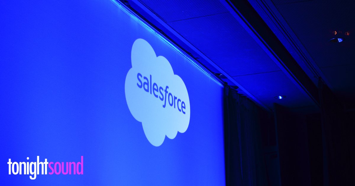 projection de gobo Salesforce au pavillon Gabriel pour le Service Cloud Excellence