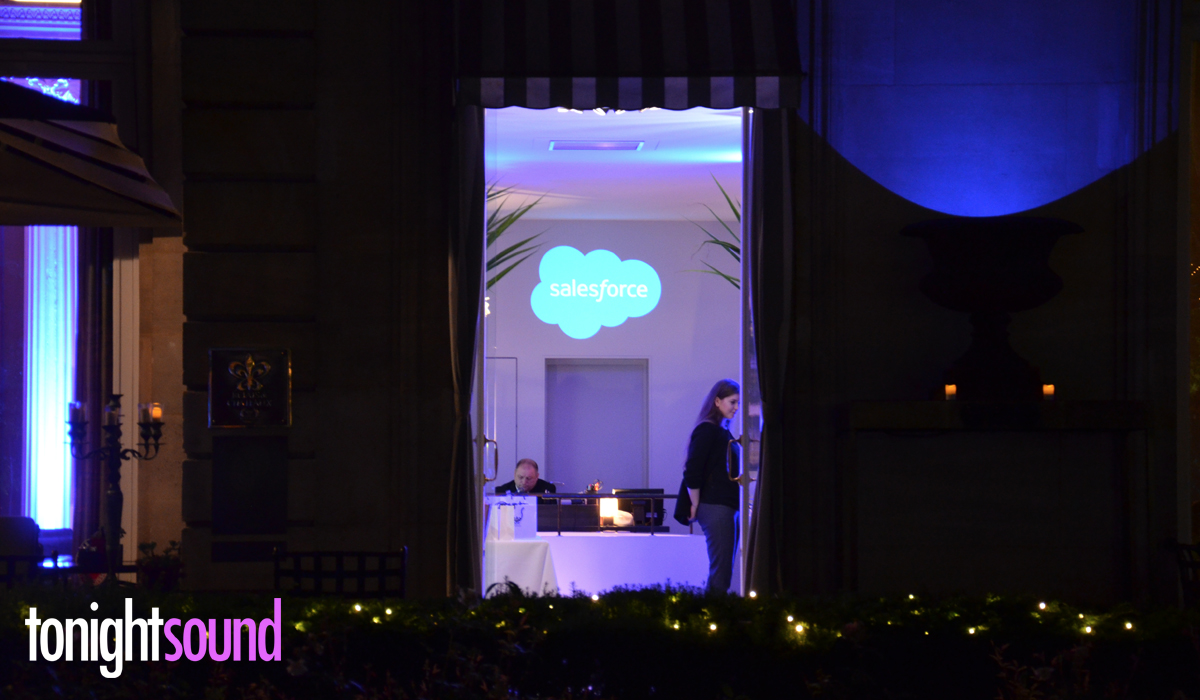 Projection de logo par Tonightsound du Relais Chateaux Apicius diner Salesforce