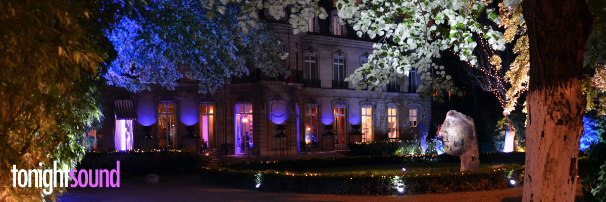 Tapis de cérémonie bleu et éclairage architectural pour Salesforce chez Apicius relais et chateaux paris