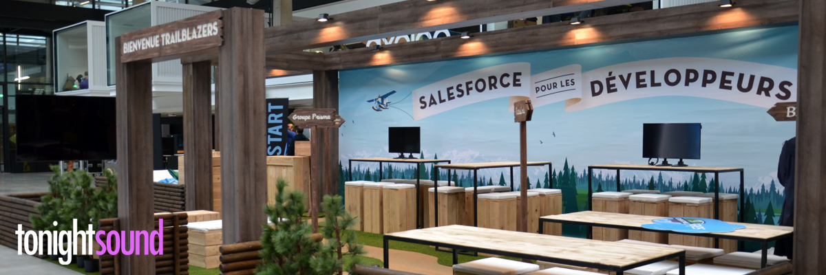 Décoration stand pour Salesforce à Station F Paris conception de decors en bois